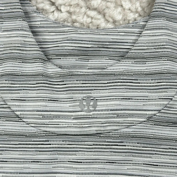 Lululemon Scoop Back Tank in Cyber Stripe White Silver Fox. Size 6 - Picture 4 of 16